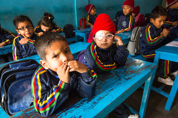 Неизвестные ученики в классе английского языка
