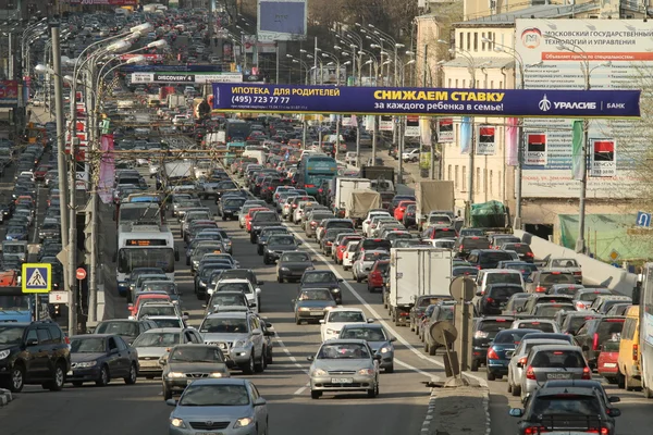 Bilar står i traffic jam på staden centrerar — Stockfoto