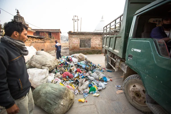 Unbekannte aus ärmeren Gegenden arbeiten bei der Sortierung von Plastik auf der Müllkippe — Stockfoto