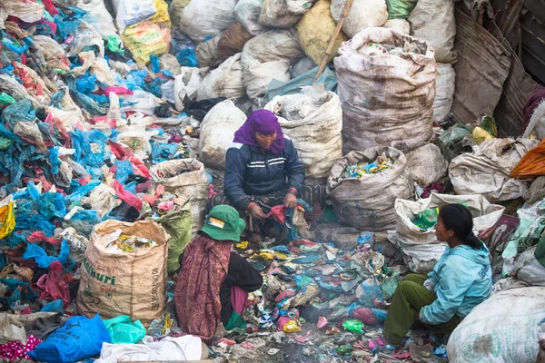 Unidentified people from poorer areas working in sorting of plastic on the dump — Stock Photo, Image