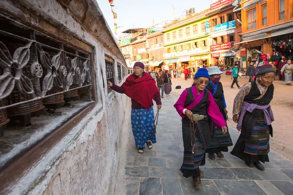 Peregrinos no identificados círculo stupa Boudhanath — Foto de Stock