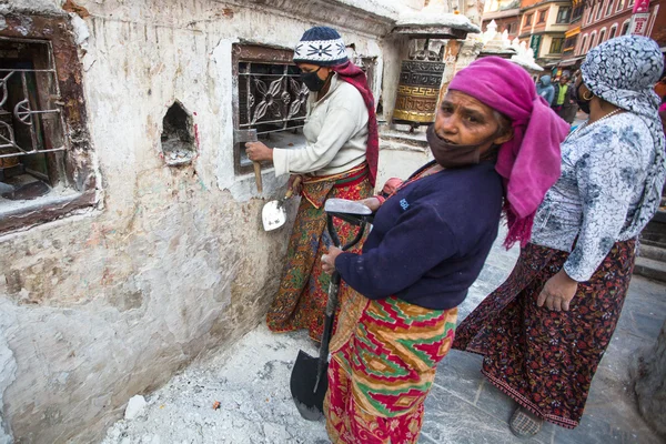 Unbekannte Arbeiter reparieren Stupa Boudhanath — Stockfoto