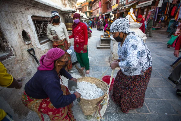 Neidentifikovaný dělníci opravy stupa boudhanath — Stock fotografie