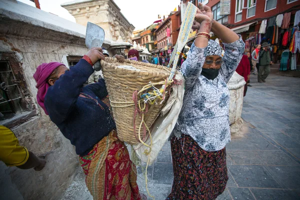 Trabajadores no identificados reparando Stupa Boudhanath — Foto de Stock