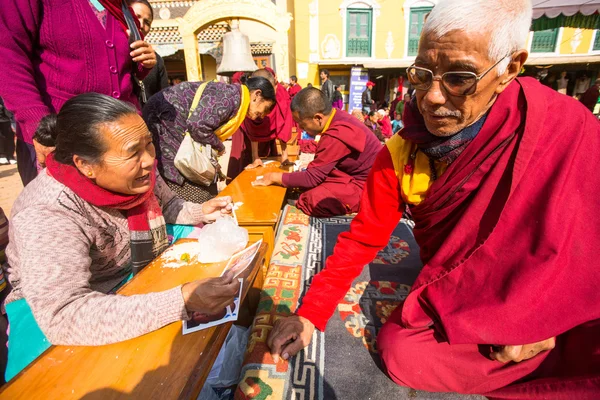 Niezidentyfikowane tybetańskich mnichów buddyjskich w pobliżu stupy boudhanath — Zdjęcie stockowe
