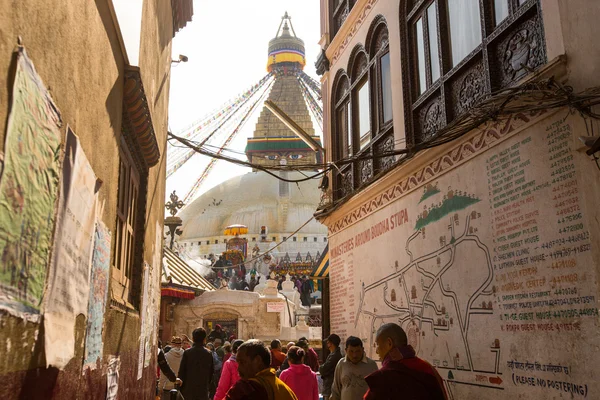 Peregrinos budistas no identificados cerca de la estupa Boudhanath — Foto de Stock