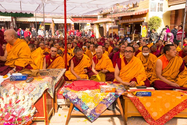 Unidentified tibetan Buddhist monks near stupa Boudhanath — Stock Photo, Image