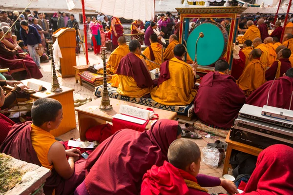 Unidentified tibetan Buddhist monks near stupa Boudhanath — Stock Photo, Image