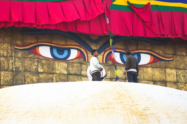 Oidentifierade arbetstagare på stupa boudhanath — Stockfoto