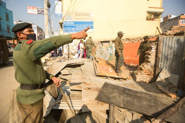 Policía nepalesa desconocida durante una operación de demolición de barrios marginales residenciales —  Fotos de Stock