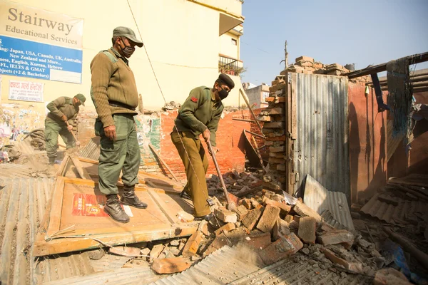 未知尼泊尔警察住宅贫民窟拆迁操作期间 — 图库照片