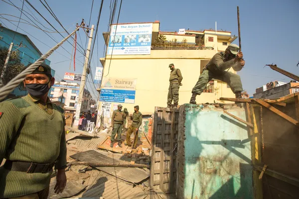 Policía nepalesa desconocida durante una operación de demolición de barrios marginales residenciales —  Fotos de Stock