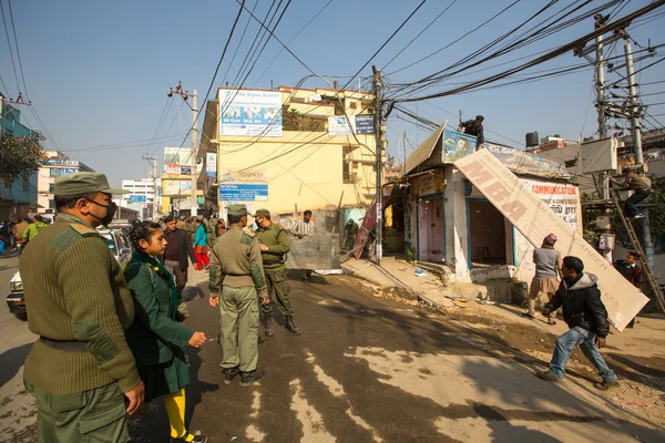 Policía nepalesa desconocida durante una operación de demolición de barrios marginales residenciales — Foto de Stock