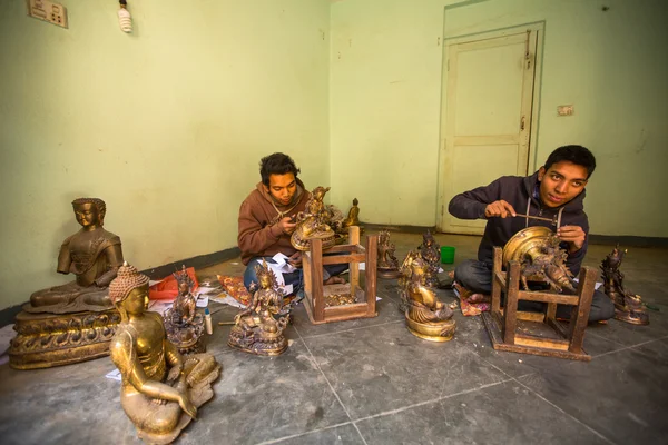 Unidentified Nepalese tinman working in the his workshop — Stock Photo, Image