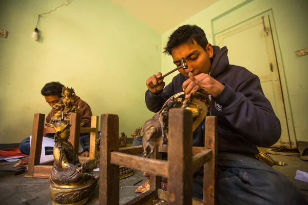 働いて、彼の正体不明のネパール ブリキ職人のワーク ショップ — ストック写真
