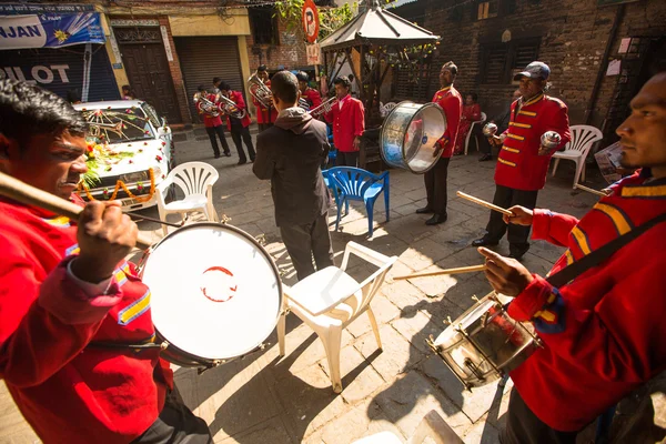 Unidentified musicians in traditional Nepalese wedding — Stock Photo, Image