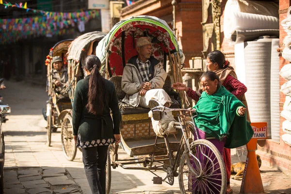 Unidentified nepali rickshaw in historic center of city — Stock Photo, Image