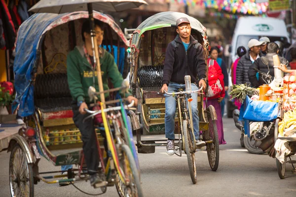 Nepali rickshaw non identifié dans le centre historique de la ville — Photo