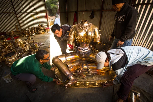 Onun çalışma kimliği belirsiz Nepal tinmans Atölyesi — Stok fotoğraf