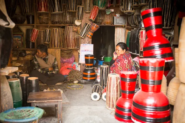 Maître non identifié fabrique des tambours dans son atelier — Photo