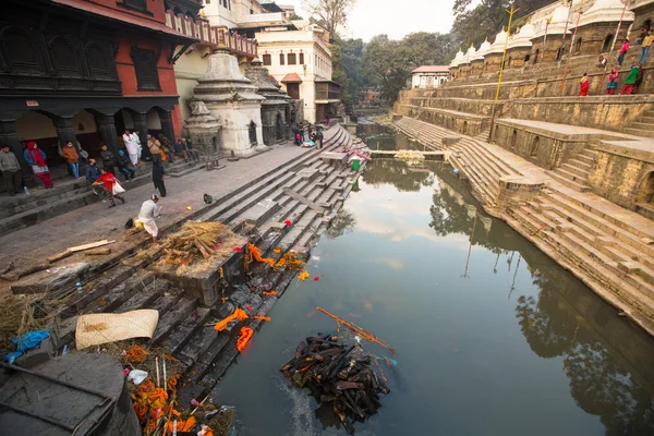 Podczas ceremonii kremacji, nad rzeką bagmati Święty — Zdjęcie stockowe