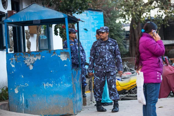 Niet-geïdentificeerde bewaker politie van koning tribhuwan-Herdenkingsmuseum — Stockfoto