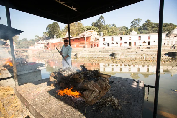 Niet-geïdentificeerde lokale bevolking tijdens de ceremonie crematie — Stockfoto