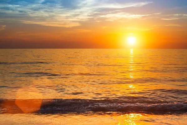 Puesta de sol sobre el océano, composición de la naturaleza . — Foto de Stock