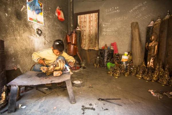 Tinman nepalí no identificado trabajando en su taller — Foto de Stock