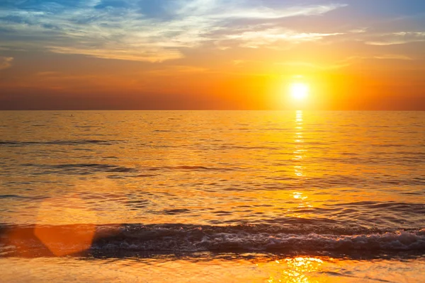 Sonnenuntergang über dem Meer, Zusammensetzung der Natur. — Stockfoto