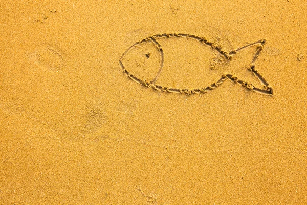 Fisk skriven i sanden på stranden konsistens. — Stockfoto