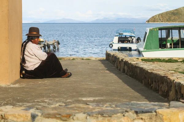 Mujer aymara local no identificada en su pueblo en Isla del Sol, Bolivia . — Foto de Stock