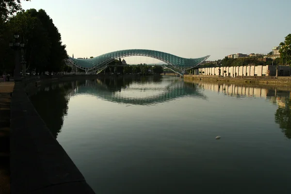 视图中的和平桥梁 — — 是弓型的人行天桥在第比利斯库拉河 — 图库照片