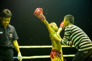 Chang, Tayland maç sırasında halka tanımlanamayan genç muaythai savaşçıları.