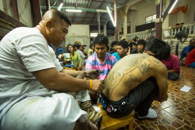Tanımlanamayan keşiş geleneksel yantra wai kroo ana gün törenle wat dövme pra bang hale getirir.
