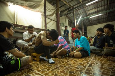 Tanımlanamayan keşiş geleneksel yantra wai kroo ana gün törenle wat dövme pra bang hale getirir.