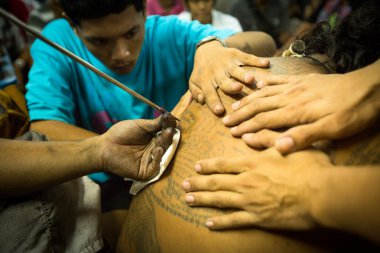 Tanımlanamayan keşiş geleneksel yantra wai kroo ana gün törenle wat dövme pra bang hale getirir.
