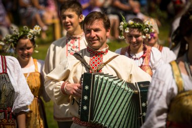 Yerel halkın Ivan kupala günü kutlanıyor
