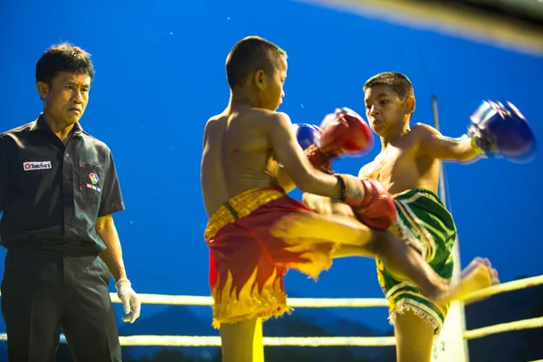 Neznámý mladý muaythai bojovníky v ringu během zápasu na chang, Thajsko. — Stock fotografie