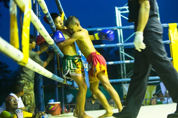 Jóvenes combatientes Muaythai no identificados en el ring durante el partido en Chang, Tailandia . — Foto de Stock
