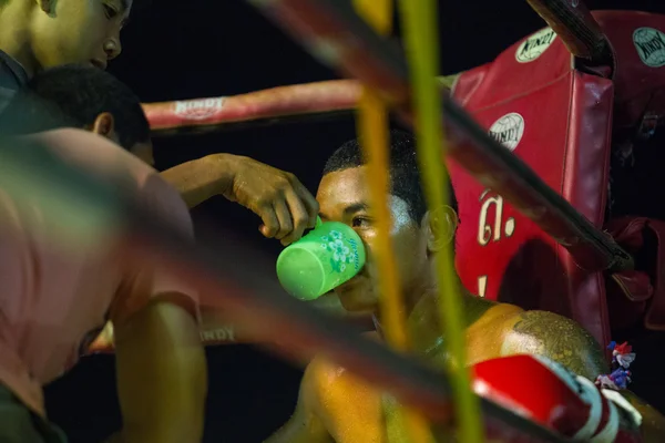 Lutadores Muaythai não identificados no ringue durante a partida em Chang, Tailândia . — Fotografia de Stock