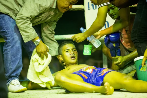 Combatientes Muaythai no identificados en el ring durante el partido en Chang, Tailandia . — Foto de Stock