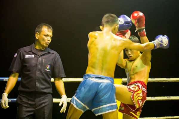 Unidentified young Muaythai fighters in ring during match on Chang, Thailand. — Stock Photo, Image