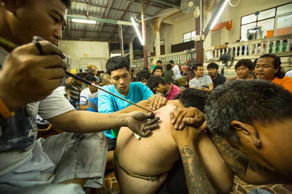 Monje no identificado hace tatuajes tradicionales Yantra durante Wai Kroo Master Day Ceremonia en Wat Bang Pra —  Fotos de Stock