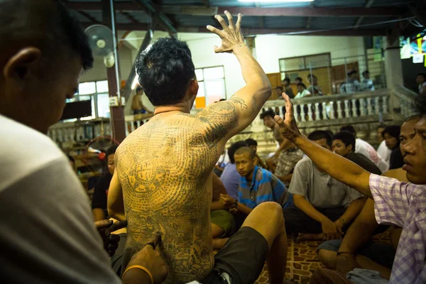 Monje no identificado hace tatuajes tradicionales Yantra durante Wai Kroo Master Day Ceremonia en Wat Bang Pra — Foto de Stock