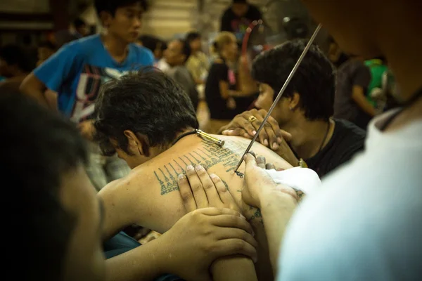 Monge não identificado faz tatuagem tradicional Yantra durante a cerimônia do Dia Mestre de Wai Kroo em Wat Bang Pra — Fotografia de Stock