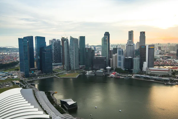 Een uitzicht op stad vanaf dak marina bay hotel op singapore. — Stockfoto