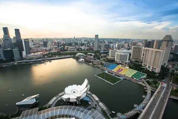 Een uitzicht op stad vanaf dak marina bay hotel op singapore. — Stockfoto