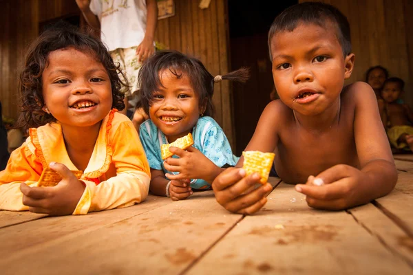 Crianças não identificadas Orang Asli em sua aldeia em Berdut, Malásia . — Fotografia de Stock