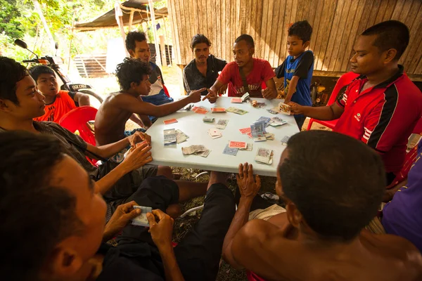 Pessoas não identificadas Orang Asli em sua aldeia 3 em Berdut, Malásia . — Fotografia de Stock